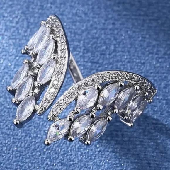 STERLING SILVER DIAMOND ADJUSTABLE RING, CUTE RING, SHINY RING. - Picture 2 of 4